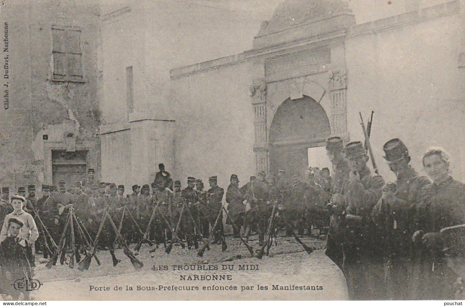 AA+ 15-(11) LES TROUBLES DU MIDI - NARBONNE - PORTE DE LA SOUS PREFECTURE ENFONCEE PAR LES MANIFESTANTS - Narbonne