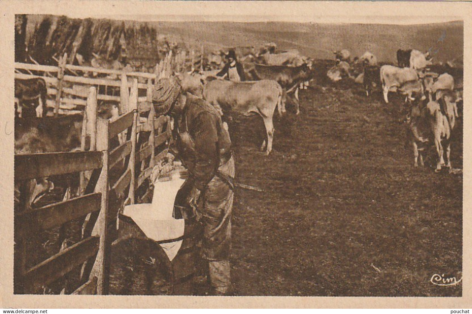 AA+ 16-(12) AUBRAC - TAMISATION DU LAIT POUR LA FABRICATION DE LA FOURME D' AUBRAC - Paesani