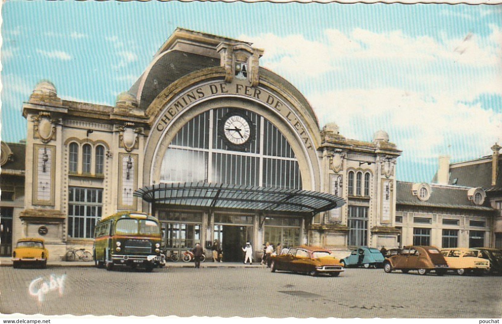 AA+ 21-(17) ROCHEFORT - LA GARE - ANIMATION - AUTOBUS SAVIEM , AUTOMOBILES DS , 2CV - Rochefort