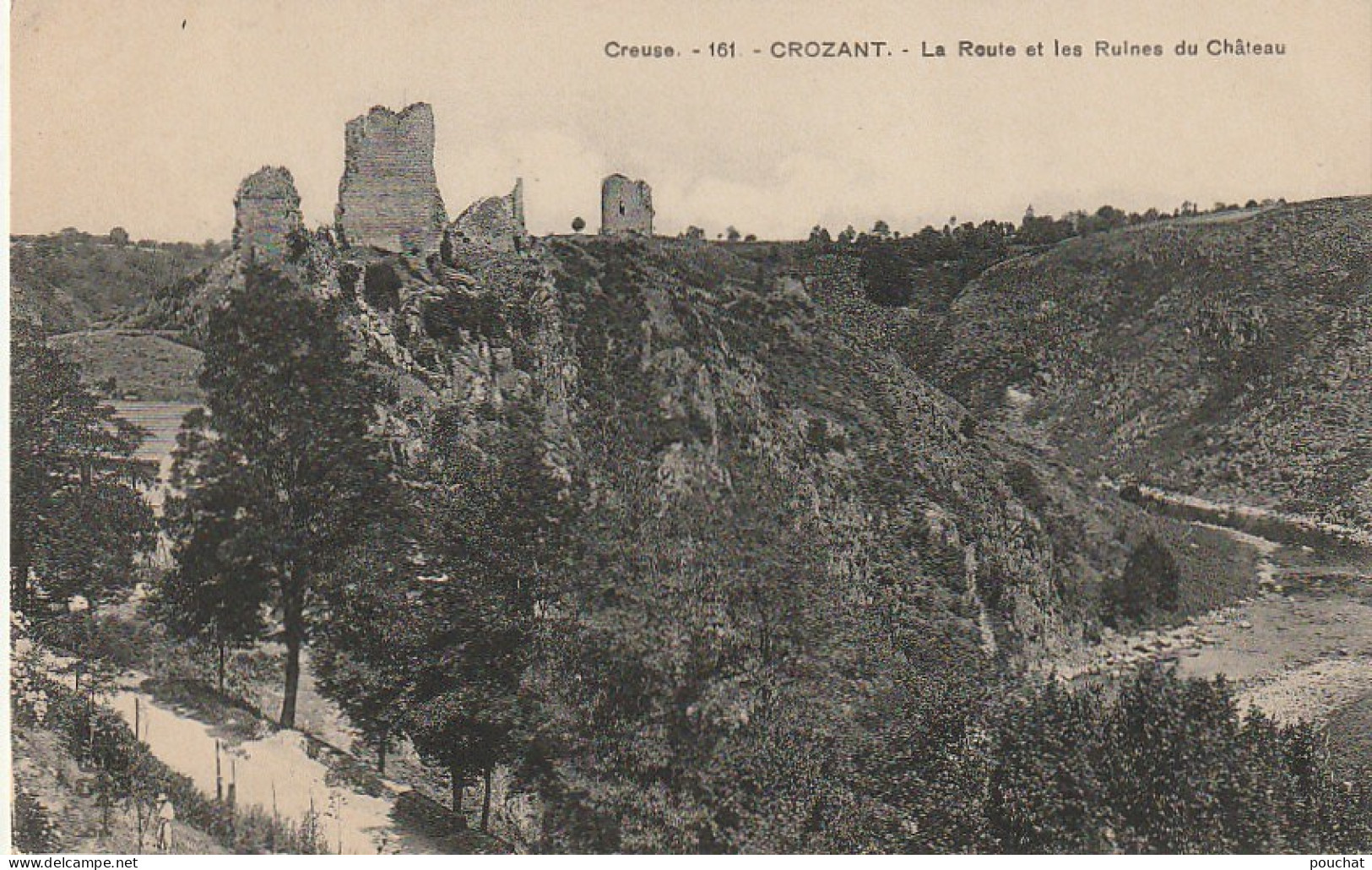 AA+ 29-(23) CROZANT - LA ROUTE ET LES RUINES DU CHATEAU - Crozant