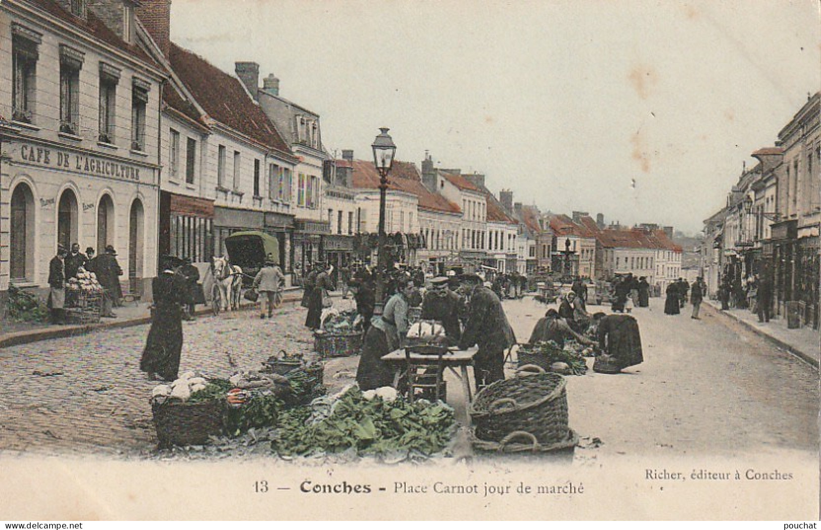 AA+ 33-(27) CONCHES - PLACE CARNOT JOUR DE MARCHE - ANIMATION - ETALS - CAFE DE L' AGRICULTURE - CARTE COLORISEE - Conches-en-Ouche