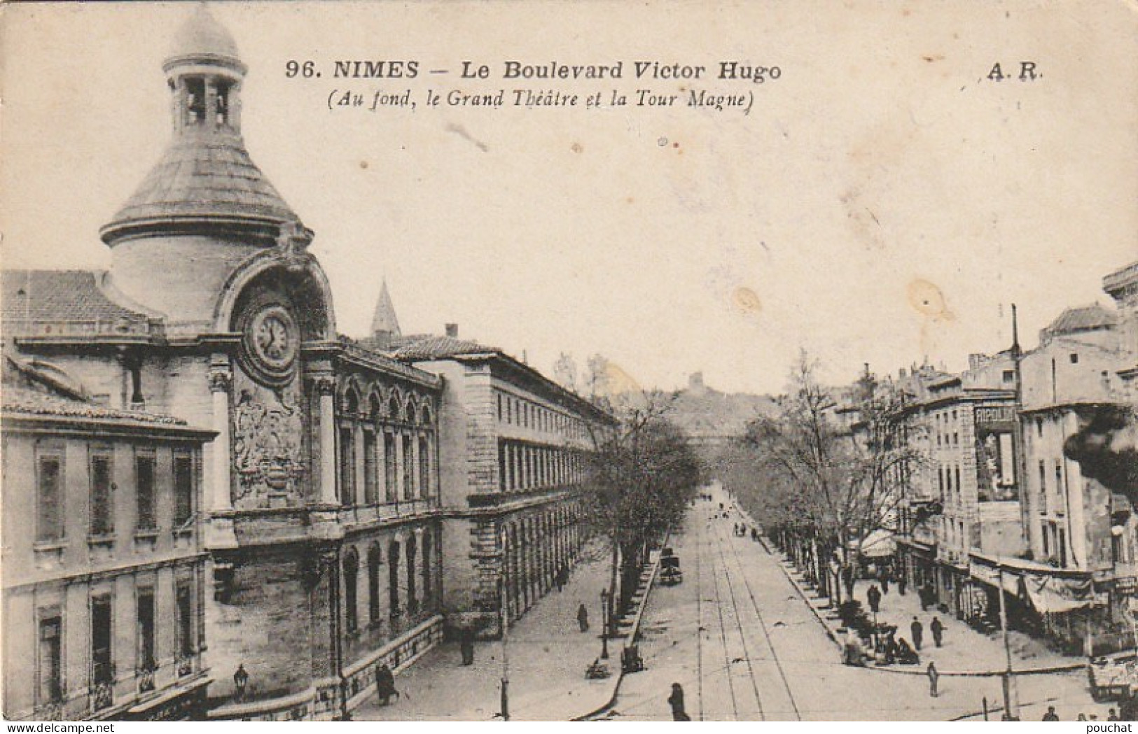 AA+ 39-(30) NIMES - LE BOULEVARD VICTOR HUGO - AU FOND , LE GRAND THEATRE ET LA TOUR MAGNE  - Nîmes