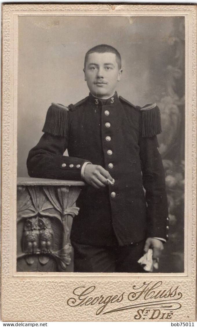 Photo CDV D'un Officier Francais Du 3 éme Régiment D'infanterie Posant Dans Un Studio Photo A St-Dié  Vers 1905 - Guerre, Militaire
