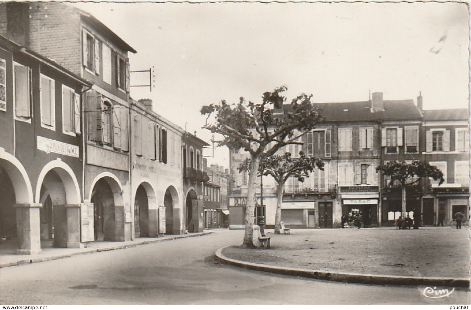 AA+ 42-(32) MIRANDE - LA PLACE - COMMERCES - Mirande