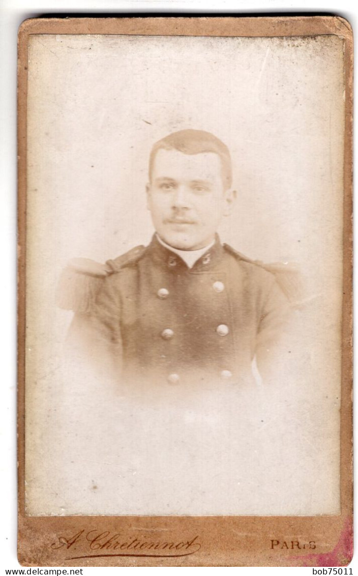 Photo CDV D'un Officier Francais Du 5 éme Régiment D'infanterie Posant Dans Un Studio Photo A Paris Avant 1900 - Krieg, Militär