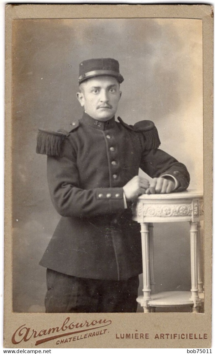Photo CDV D'un Officier Francais Du 12 éme Régiment D'infanterie Posant Dans Un Studio Photo A Chatellerault - Guerre, Militaire