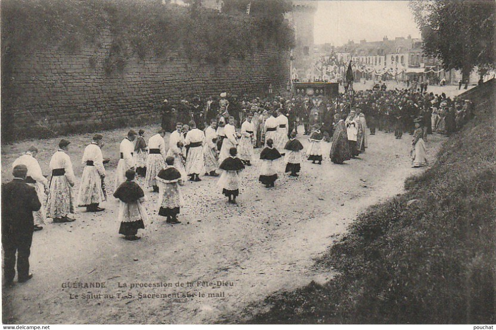 AA+ 60-(44) GUERANDE - LA PROCESSION DE LA FETE DIEU  - LE SALUT AU T. S. SACREMENT SUR LE MAIL - Guérande