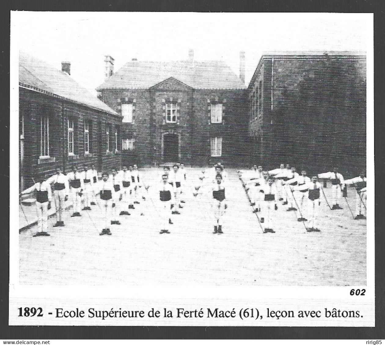 1986  --  ECOLE SUPERIEURE DE LA FERTE MACE . 1892 . LECON AVEC BATONS . 4B053 - Ohne Zuordnung