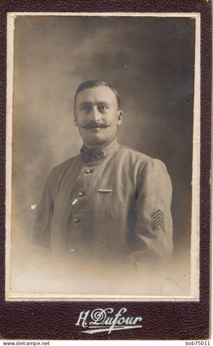 Photo CDV D'un Officier Francais Posant Dans Un Studio Photo A Nevers  En 14-18 - Guerre, Militaire