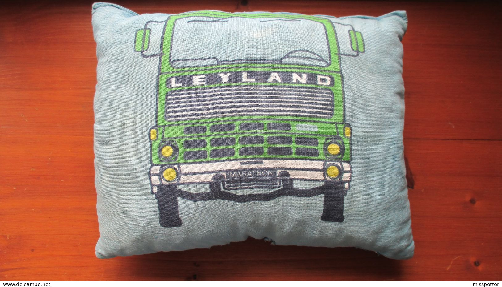 Coussin Publicitaire Vintage Camion LEYLAND MARATHON ATTENTION : Une Petite Partie Recousue 21 Cm X 29 Cm - Other & Unclassified