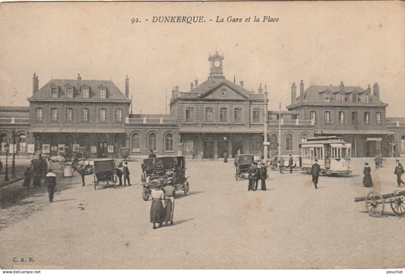 AA+ 75-(59) DUNKERQUE - LA GARE ET LA PLACE - ANIMATION - AUTOMOBILE , TRAMWAY - Dunkerque