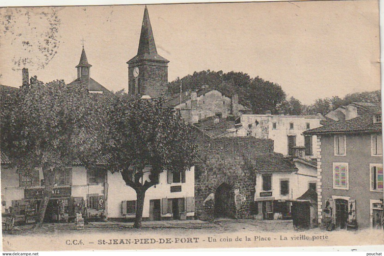 AA+ 83-(64) ST JEAN PIED DE PORT - UN COIN DE LA PLACE - LA VIEILLE PORTE - Saint Jean Pied De Port