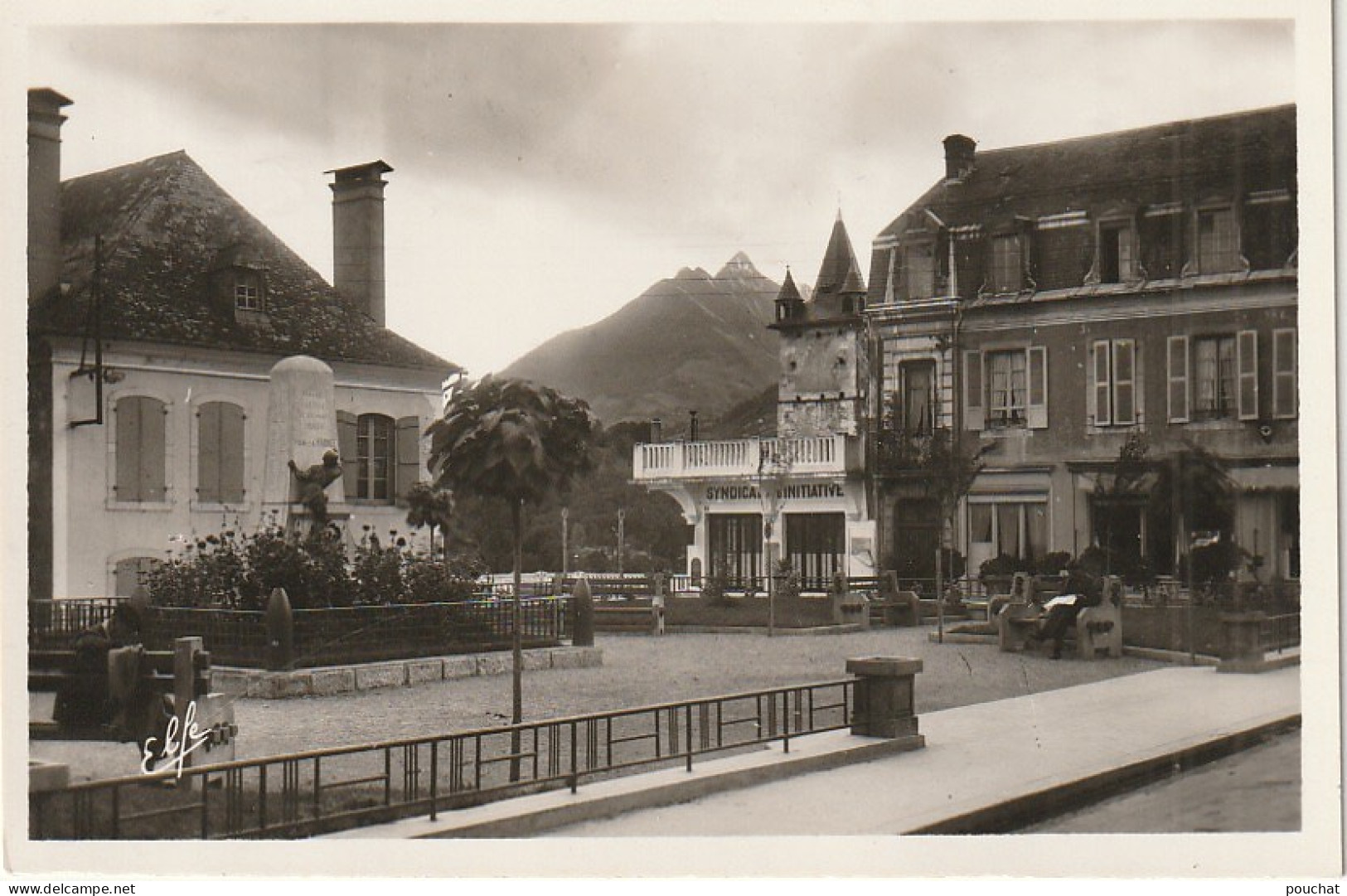 AA+ 84-(65) ARGELES GAZOST - LA PLACE DE LA MAIRIE ET LA TOUR MENDAGNE - EDIT. LABOUCHE FRERES , TOULOUSE - Argeles Gazost