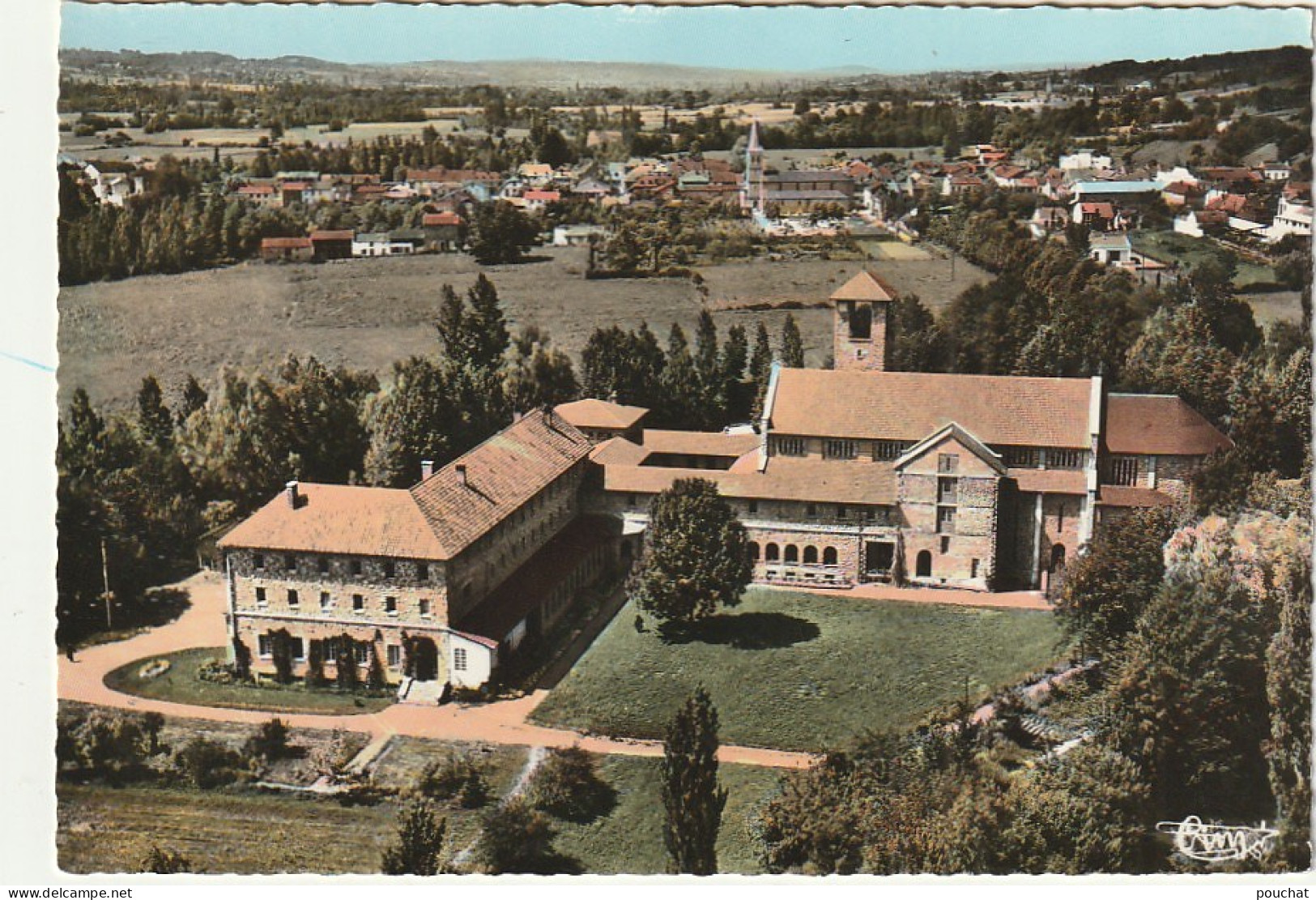 AA+ 84-(65) TOURNAY - VUE PANORAMIQUE AERIENNE SUR LE VILLAGE ET L'ABBAYE N. D. DE TOURNAY - Tournay