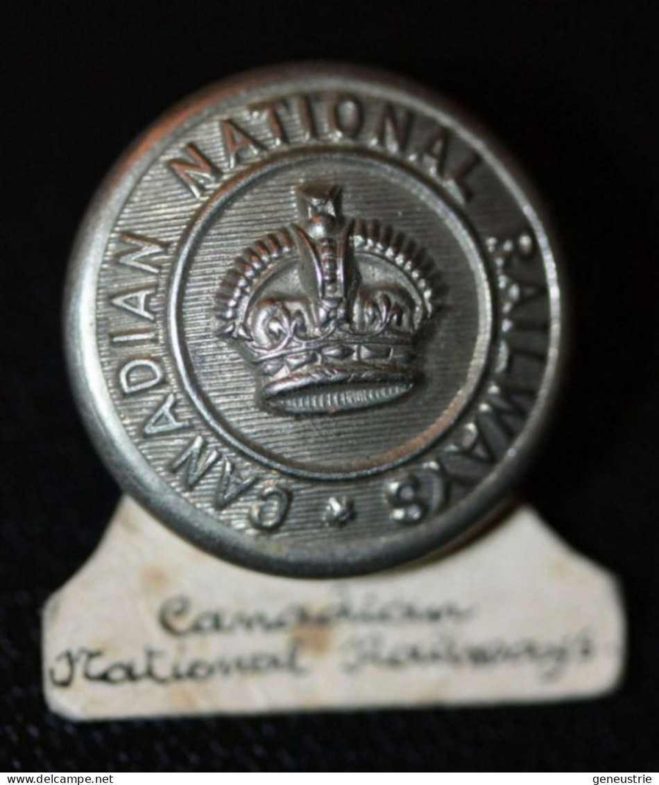 Bouton Ancien D'uniforme Compagnie De Chemins De Fer Canadien "Canadian National Railways" Canada - Eisenbahnverkehr