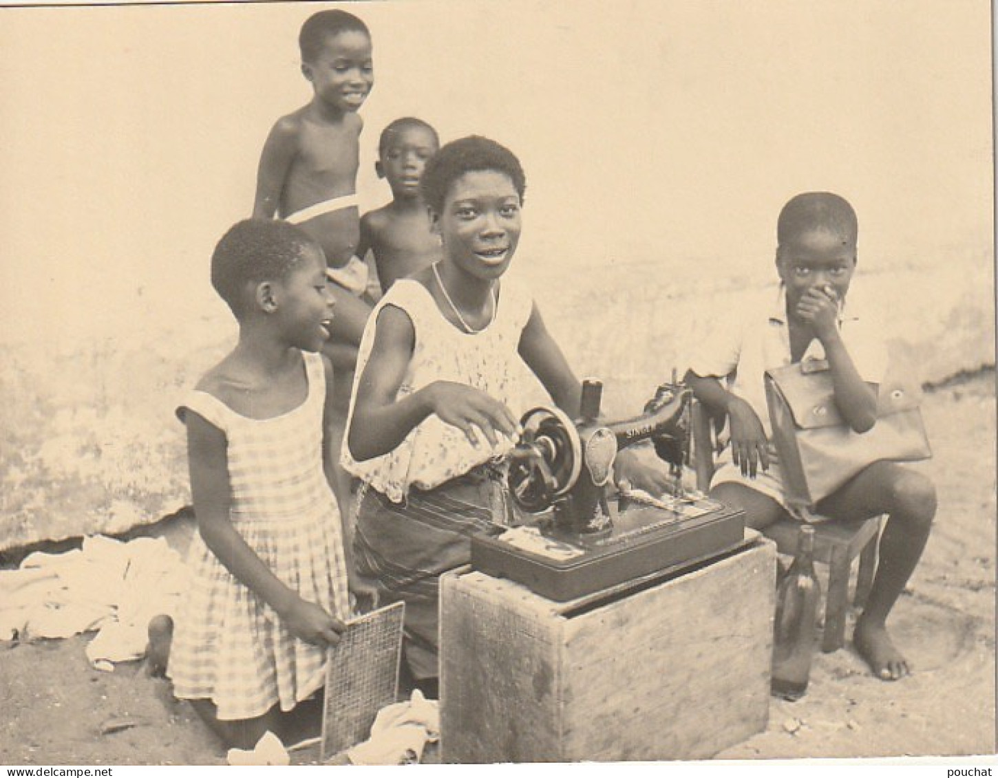 AA+ 88- SENEGAL - JEUNE FEMME AFRICAINE ENTOURE D'ENFANTS AVEC MACHINE A COUDRE SINGER - PHOTO - Africa