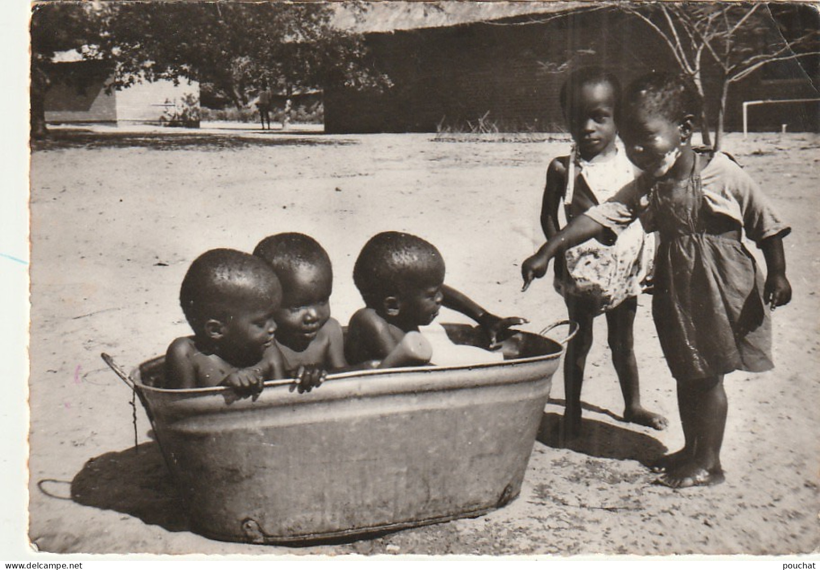 AA+ 89- ZAMBEZE - LES JOIES DE L'HYGIENE MODERNE - GROUPE D'ENFANTS AU BAIN - África