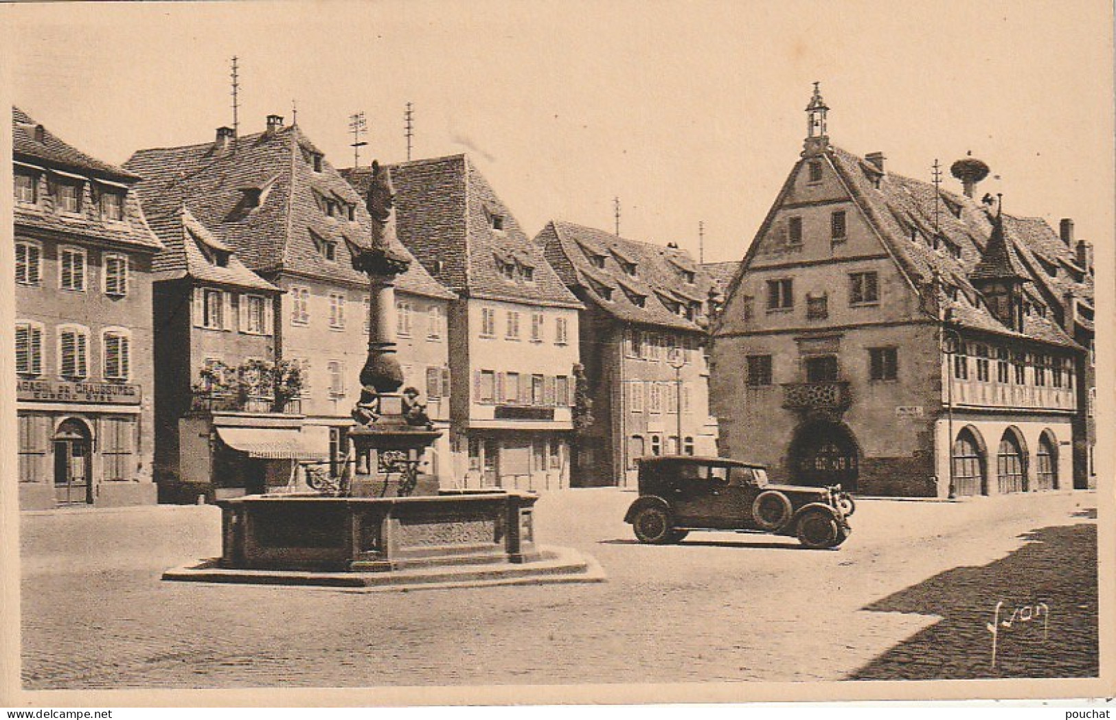 AA+ 90-(67) OBERNAI - PLACE DU MARCHE ET FONTAINE STE ODILE - AUTOMOBILE ANCIENNE - MAGASIN DE CHAUSSURES - Obernai