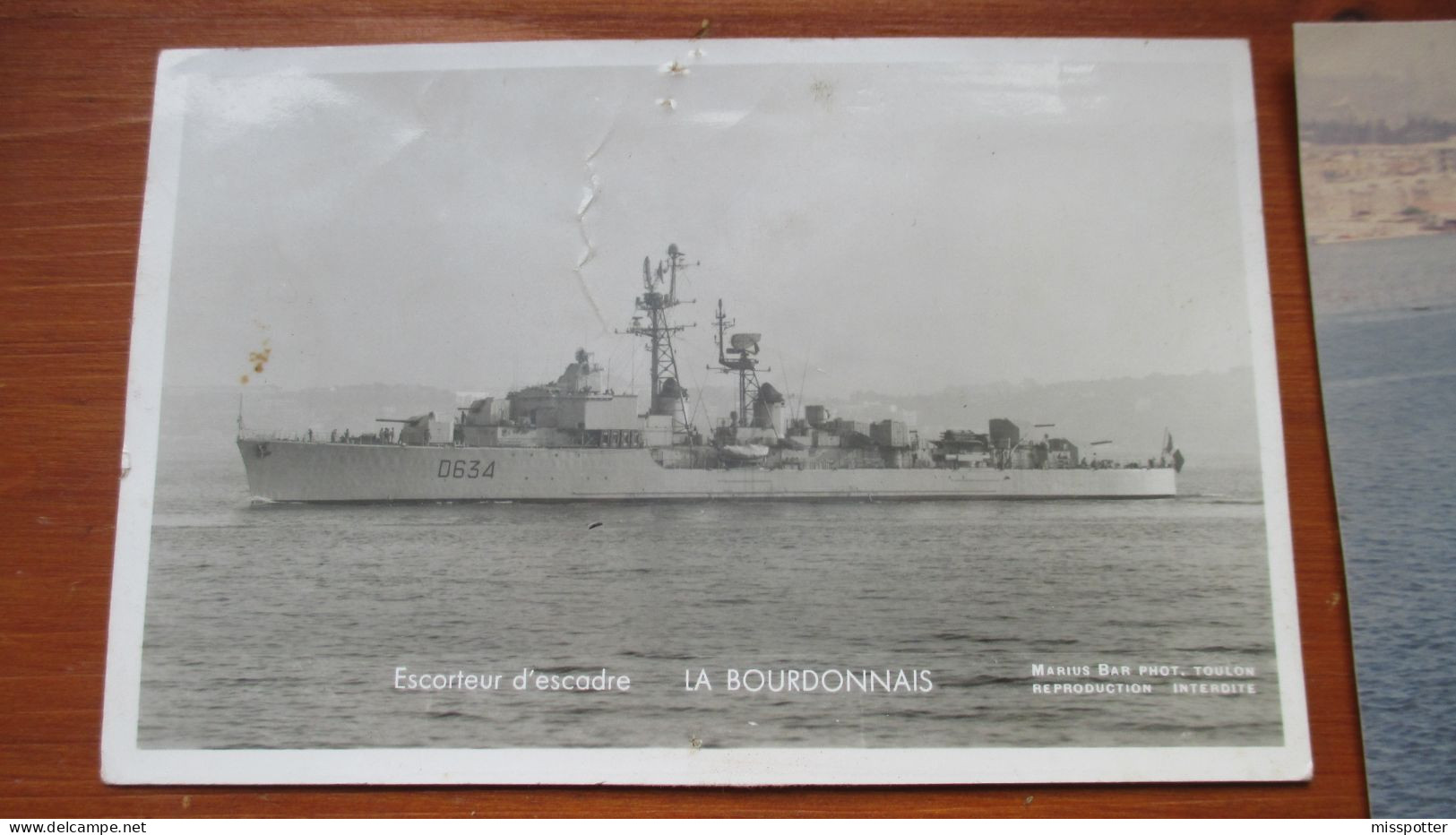 Porte Clé Vintage AUGIS Escorteur D'escadre LA BOURDONNAIS VENDU AVEC UNE CARTE POSTALE ET UNE PHOTO DU BATEAU MILITAIRE - Key-rings