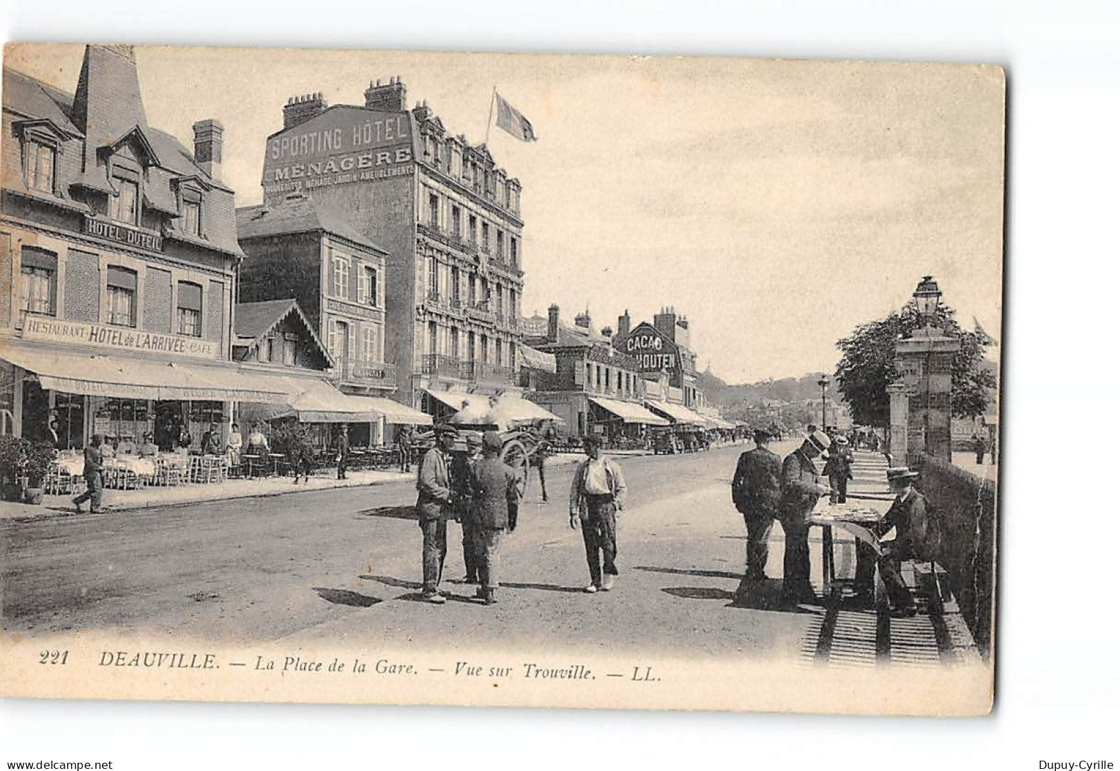 DEAUVILLE - La Place De La Gare - Vue Sur Trouville - Très Bon état - Deauville