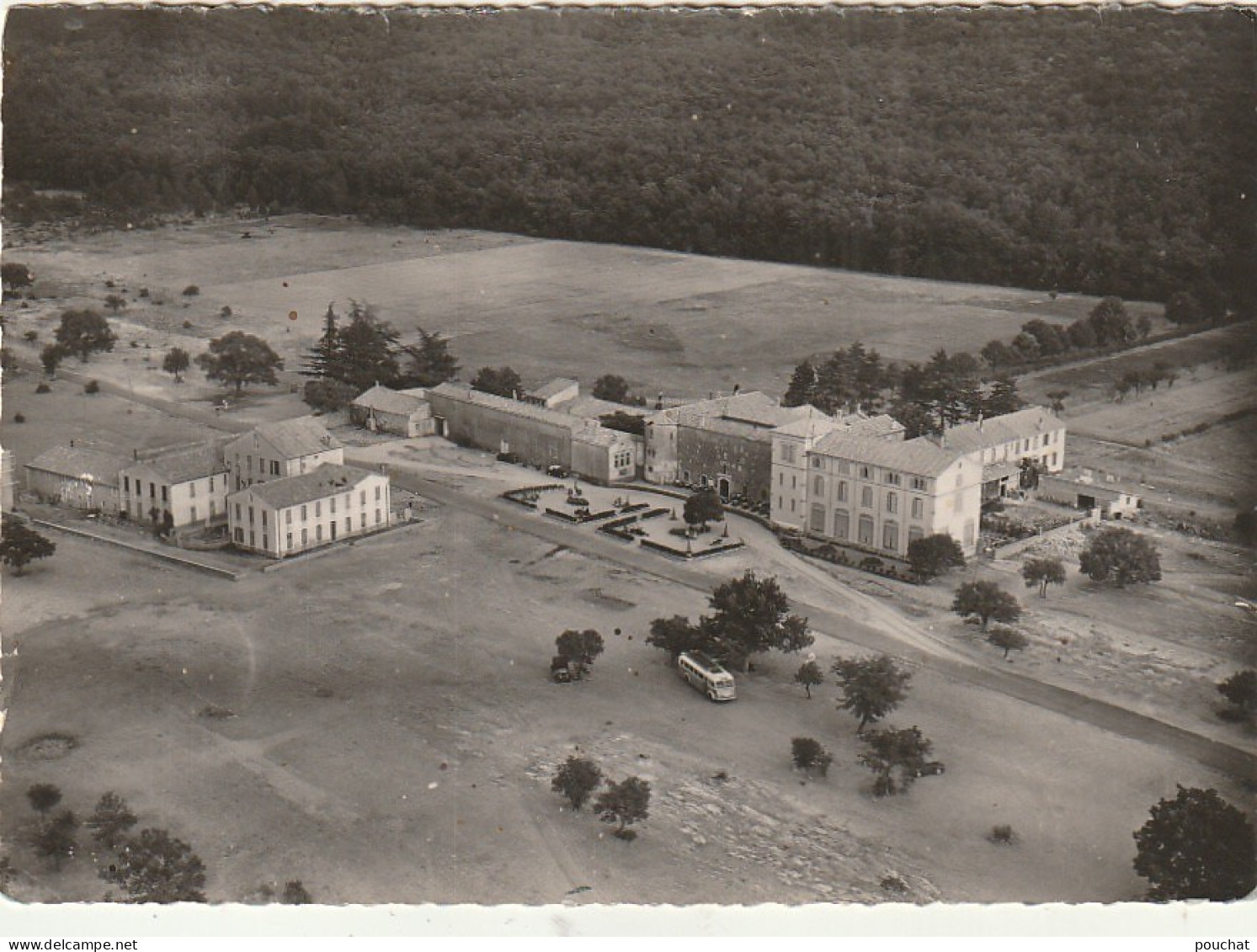 AA+ 111-(83) LA STE BAUME  PLAN D'AUPS - VUE AERIENNE DE L'HOTELLERIE DE LA STE BAUME ET ST NAZARETH DU SACRE COEUR - Aups