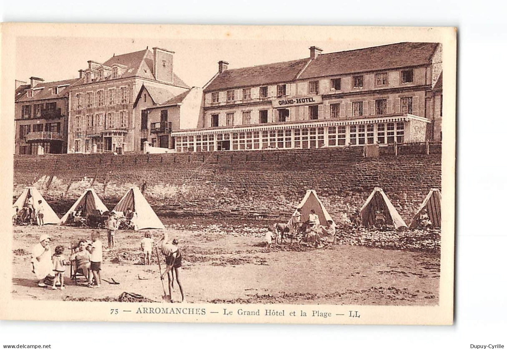 ARROMANCHES - Le Grand Hôtel Et La Plage - Très Bon état - Arromanches