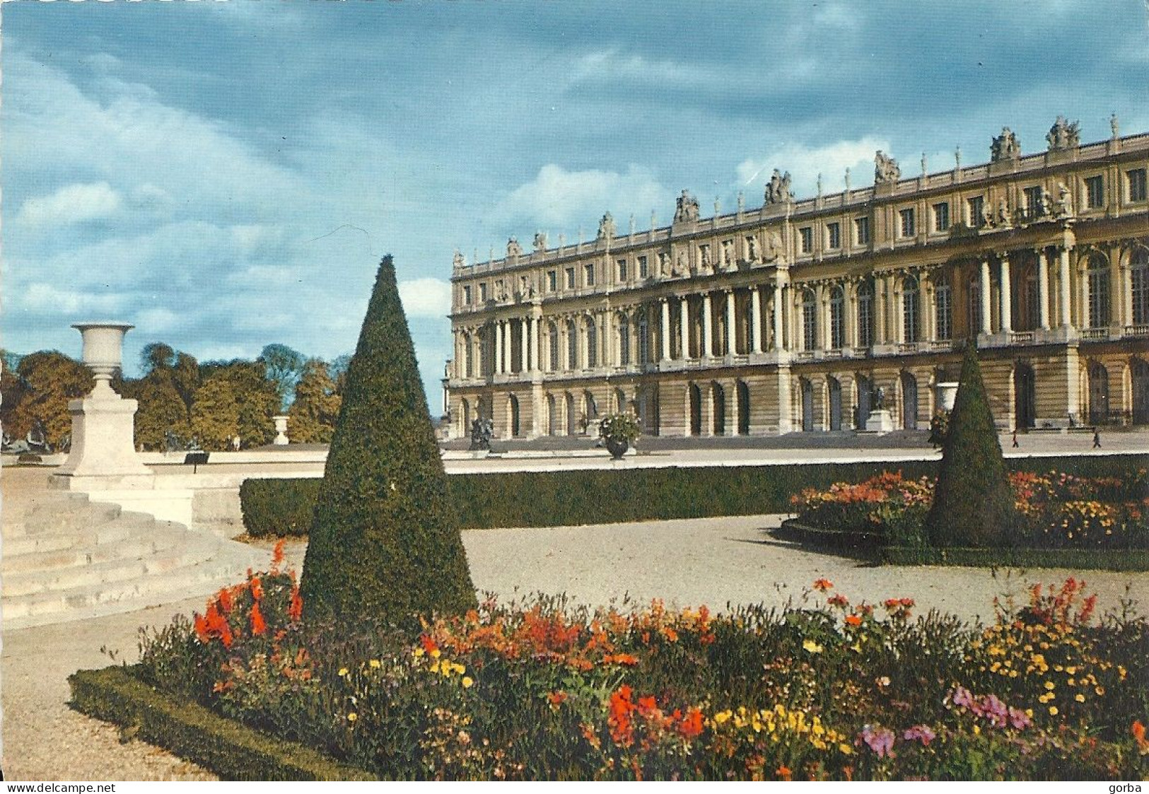 *CPM  -78 - VERSAILLES - Le Corps Central Du Château Et Les Jardins - Versailles (Castello)