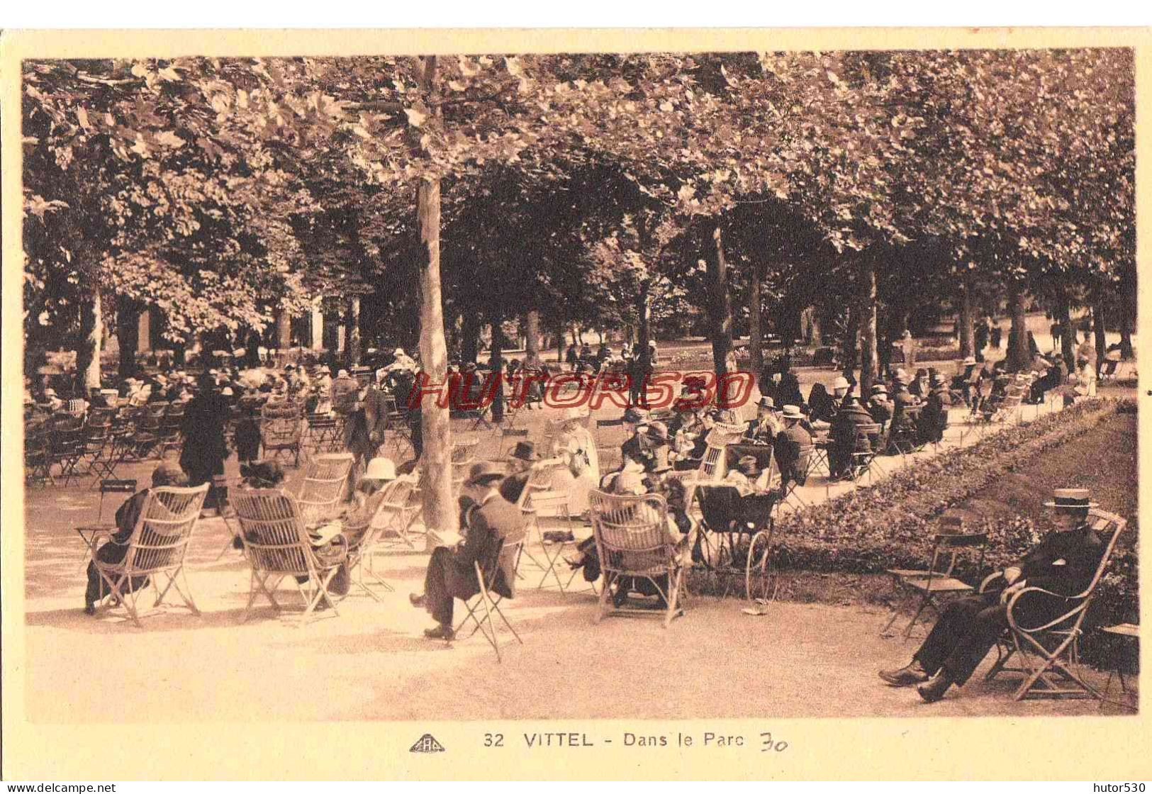 CPA VITTEL - DANS LE PARC - Contrexeville