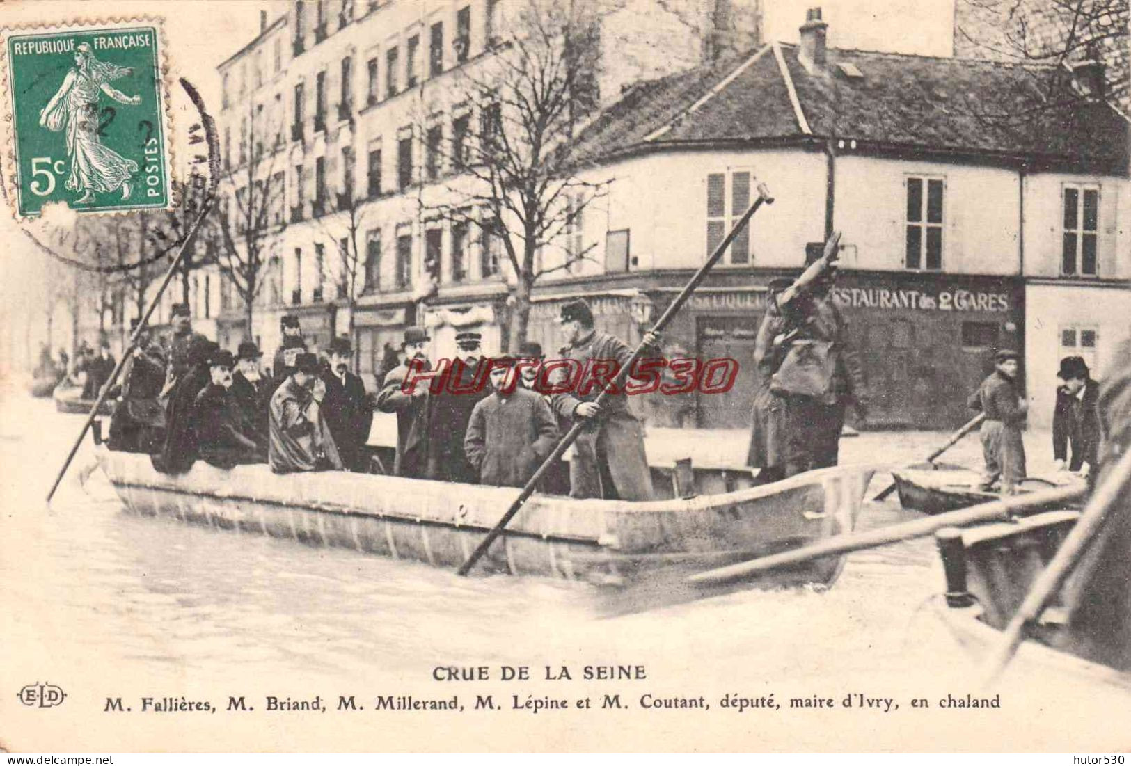 CPA CRUE DE LA SEINE - PERSONALITES EN CHALAND - Paris Flood, 1910