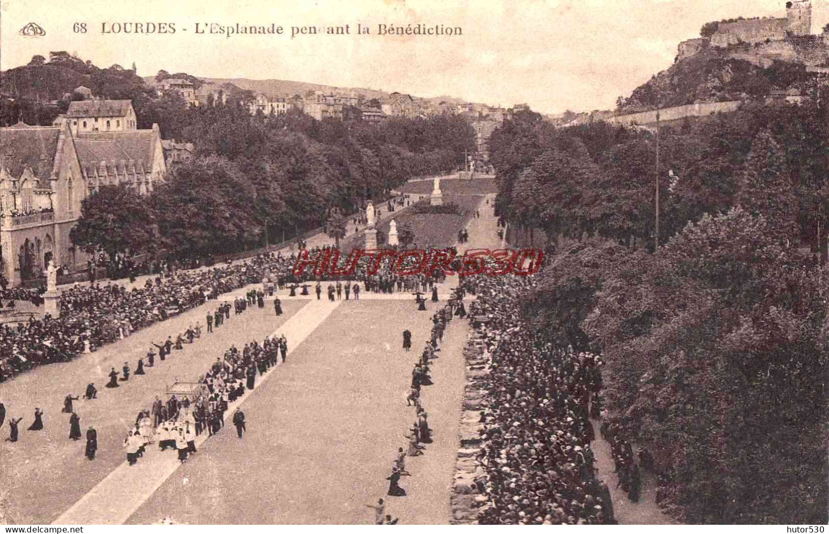 CPA LOURDES - ESPLANADE PENDANT LA BENEDICTION - Lourdes