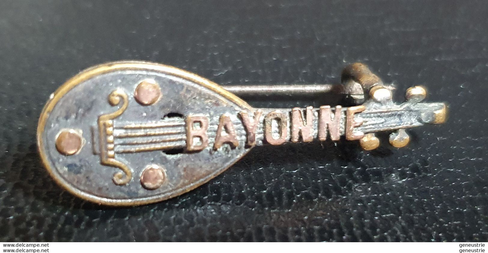 Broche Souvenir De Voyage Représentant Un Luth "Bayonne" Pays Basque - Broschen