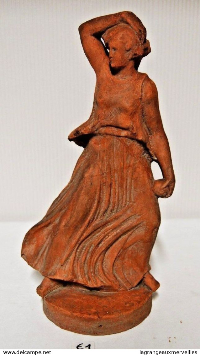 E1 Sculpture En Terre Cuite - Femme Dans Le Vent - Récolte - Autres & Non Classés