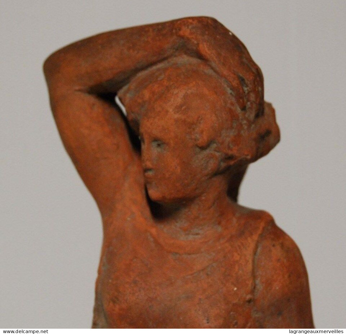 E1 Sculpture En Terre Cuite - Femme Dans Le Vent - Récolte - Other & Unclassified