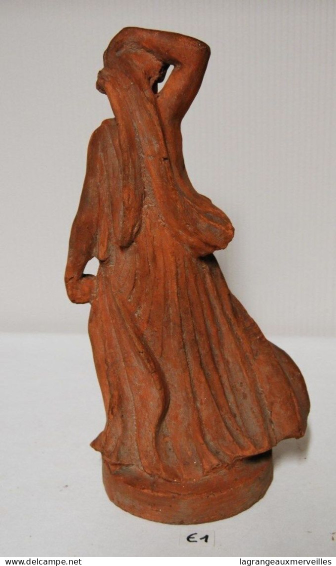 E1 Sculpture En Terre Cuite - Femme Dans Le Vent - Récolte - Otros & Sin Clasificación