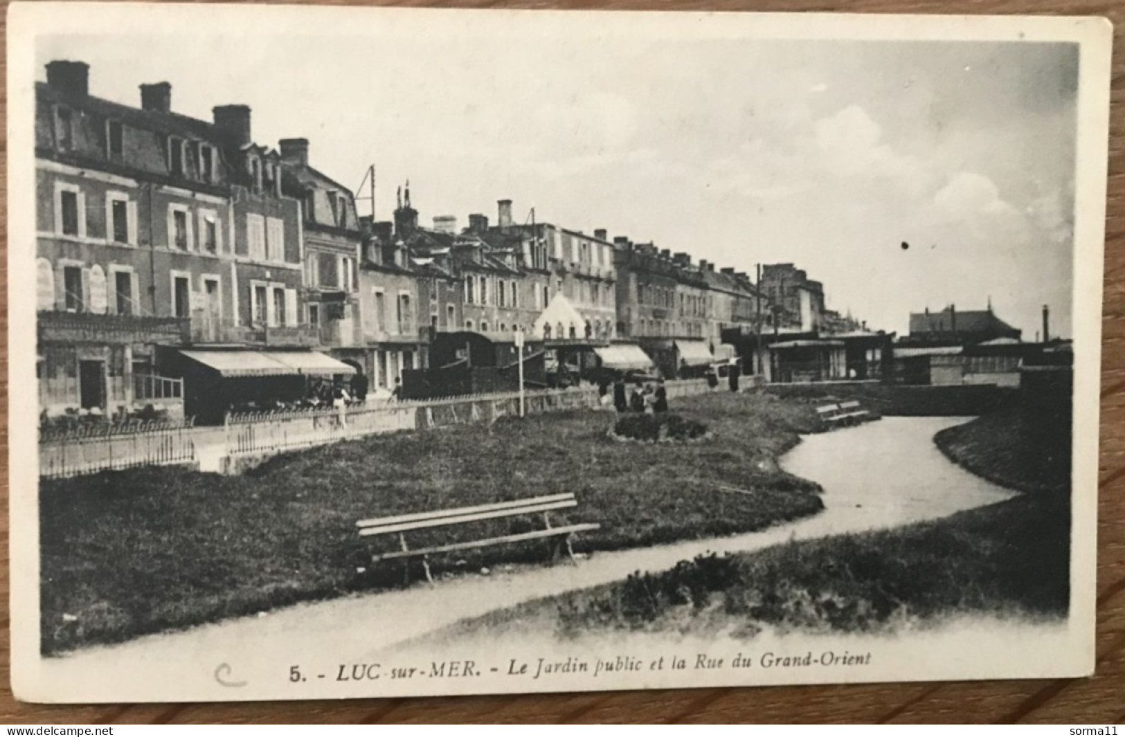 CPA LUC SUR MER 14 Le Jardin Public Et La Rue Du Grand Orient - Luc Sur Mer