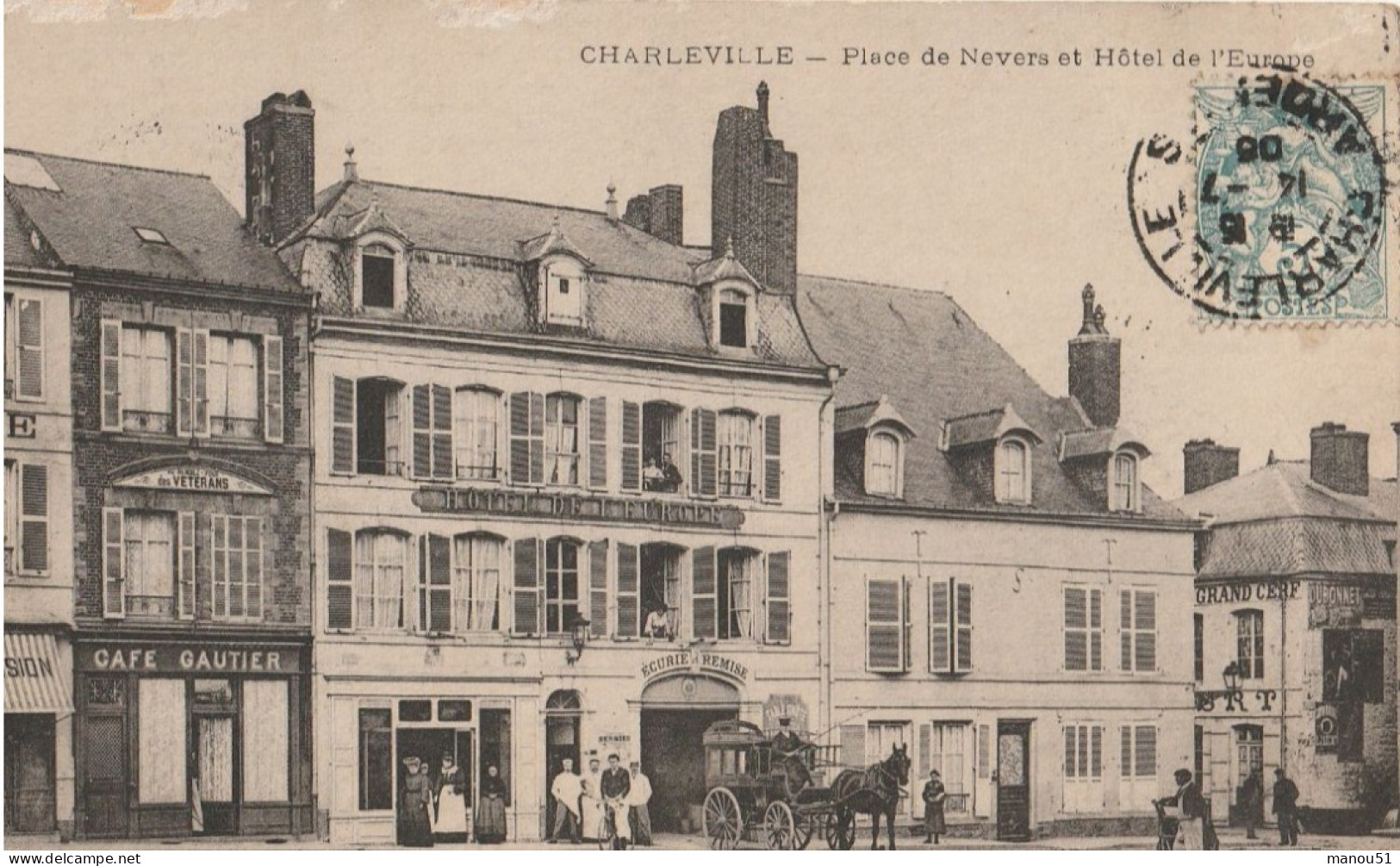CHARLEVILLE  Place De Nevers Et Hôtel De L'Europe - Charleville