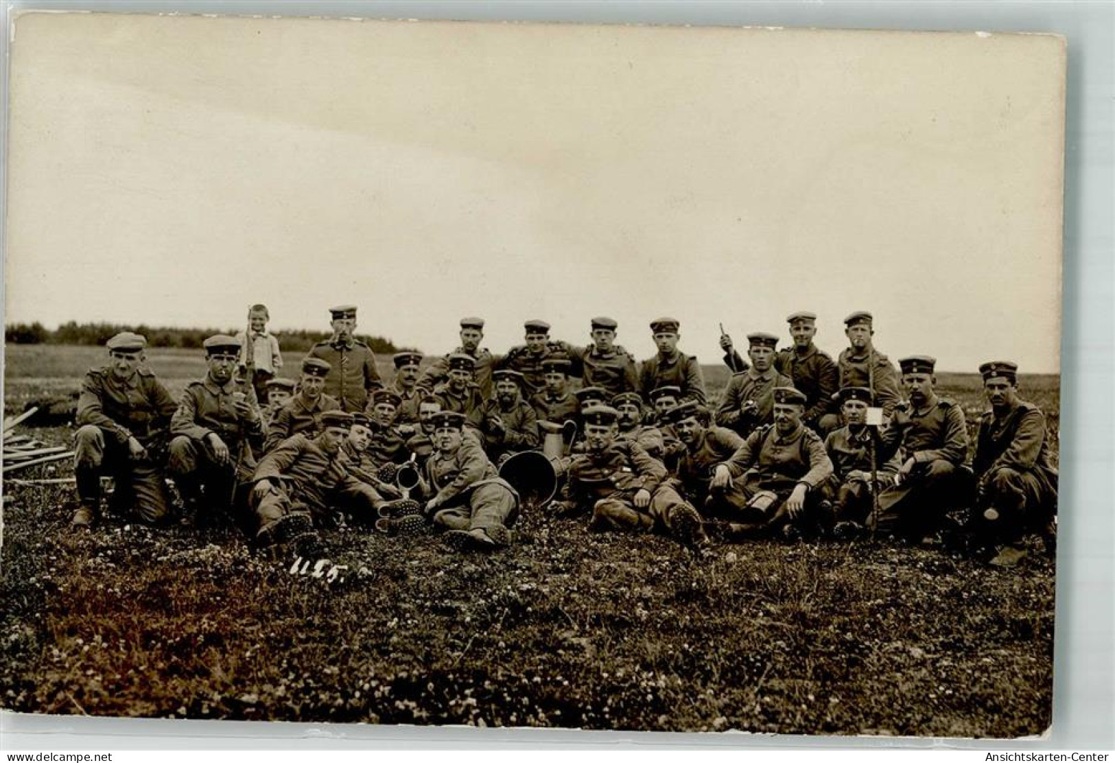 39871006 - Landser In Uniform Bei Einer Rast Auf Freiem Feld - War 1914-18