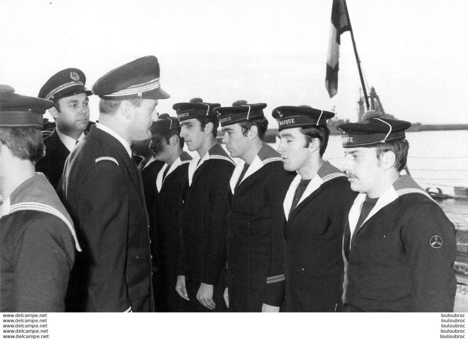 ESCORTEUR  LE BASQUE PASSATION DE COMMANDEMENT 01/1977  DU CDT RENAUX AU CDT DE ANDOLENKO  PRESENCE DE L'AMIRAL MOULINE - Barcos