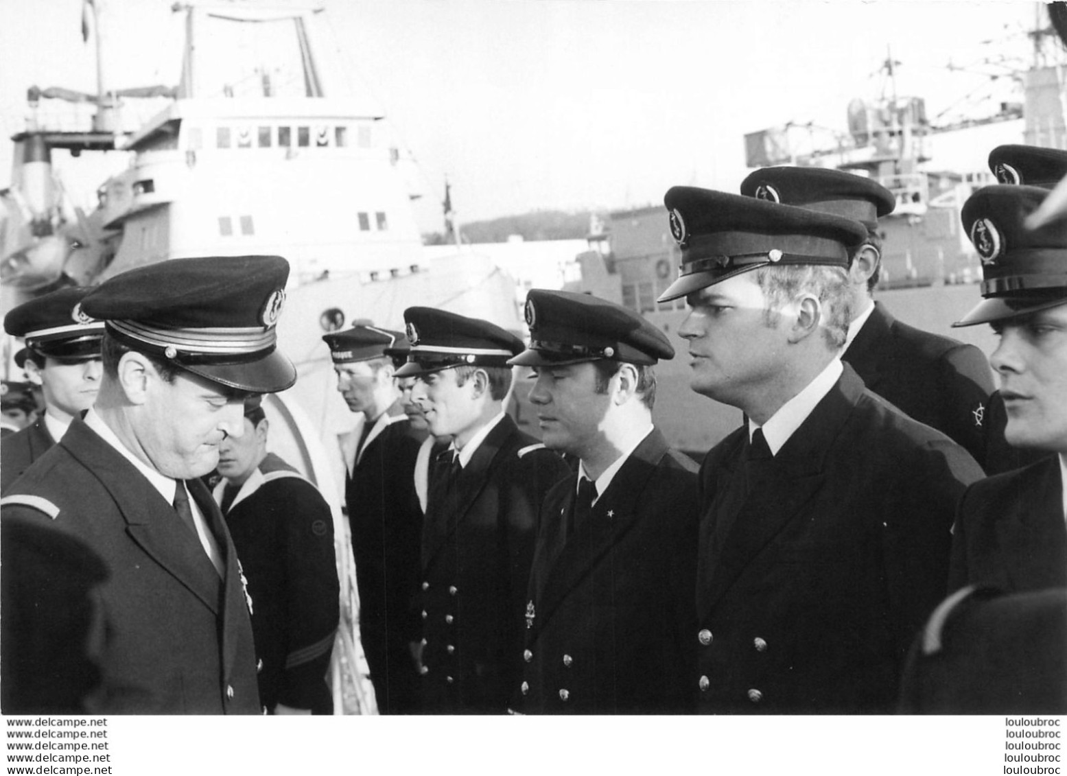ESCORTEUR  LE BASQUE PASSATION DE COMMANDEMENT 01/1977  DU CDT RENAUX AU CDT DE ANDOLENKO  PRESENCE DE L'AMIRAL MOULINE - Boats