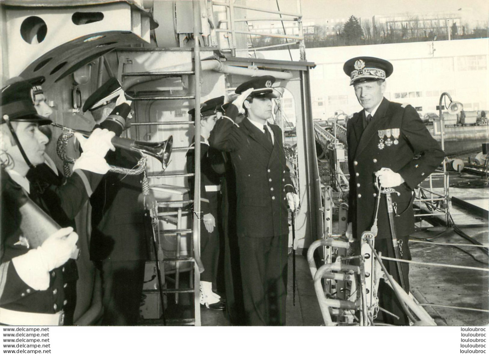 ESCORTEUR  LE BASQUE PASSATION DE COMMANDEMENT 01/1977  DU CDT RENAUX AU CDT DE ANDOLENKO  PRESENCE DE L'AMIRAL MOULINE - Schiffe