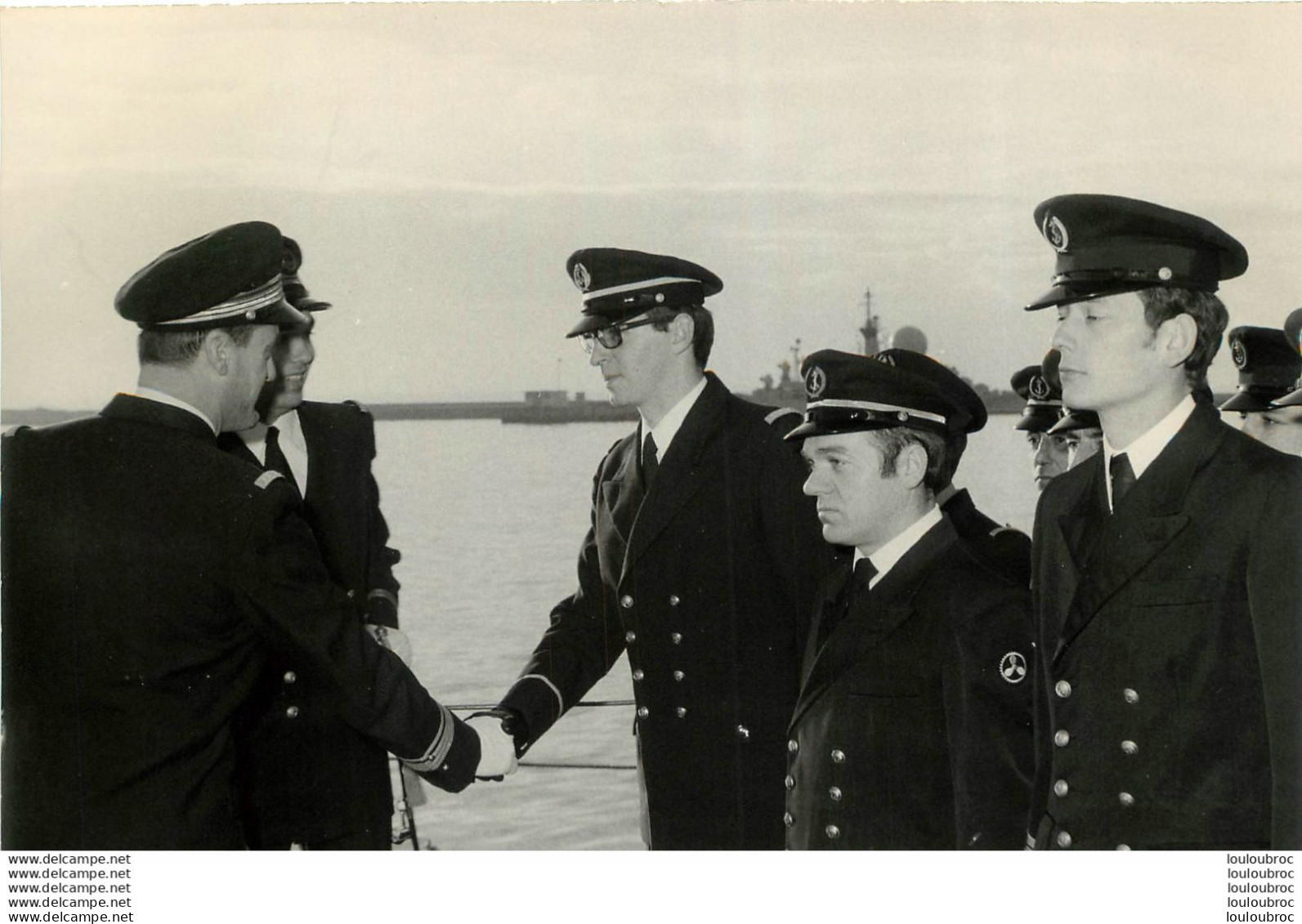 ESCORTEUR  LE BASQUE PASSATION DE COMMANDEMENT 01/1977  DU CDT RENAUX AU CDT DE ANDOLENKO  PRESENCE DE L'AMIRAL MOULINE - Boats