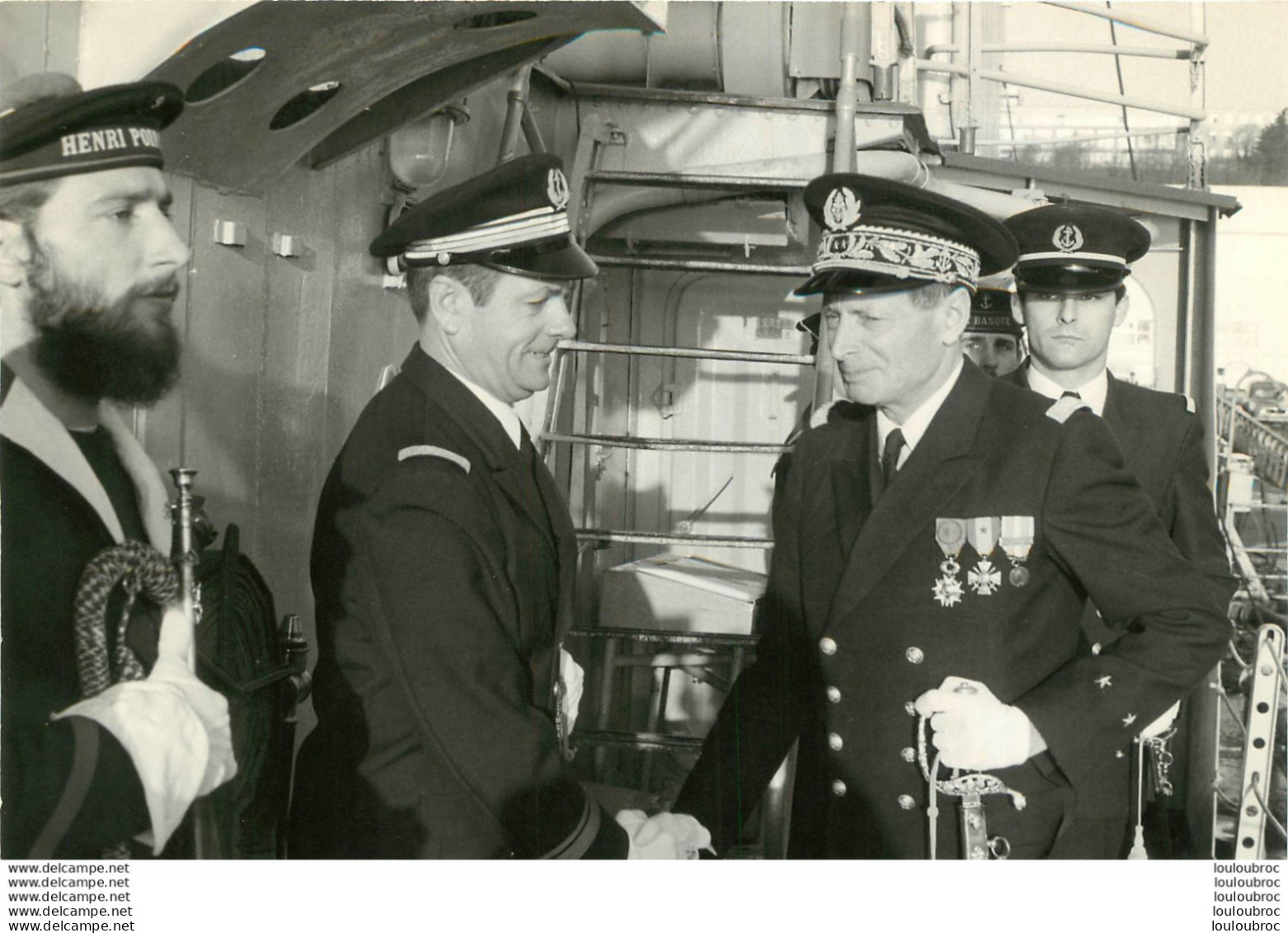 ESCORTEUR  LE BASQUE PASSATION DE COMMANDEMENT 01/1977  DU CDT RENAUX AU CDT DE ANDOLENKO  PRESENCE DE L'AMIRAL MOULINE - Bateaux