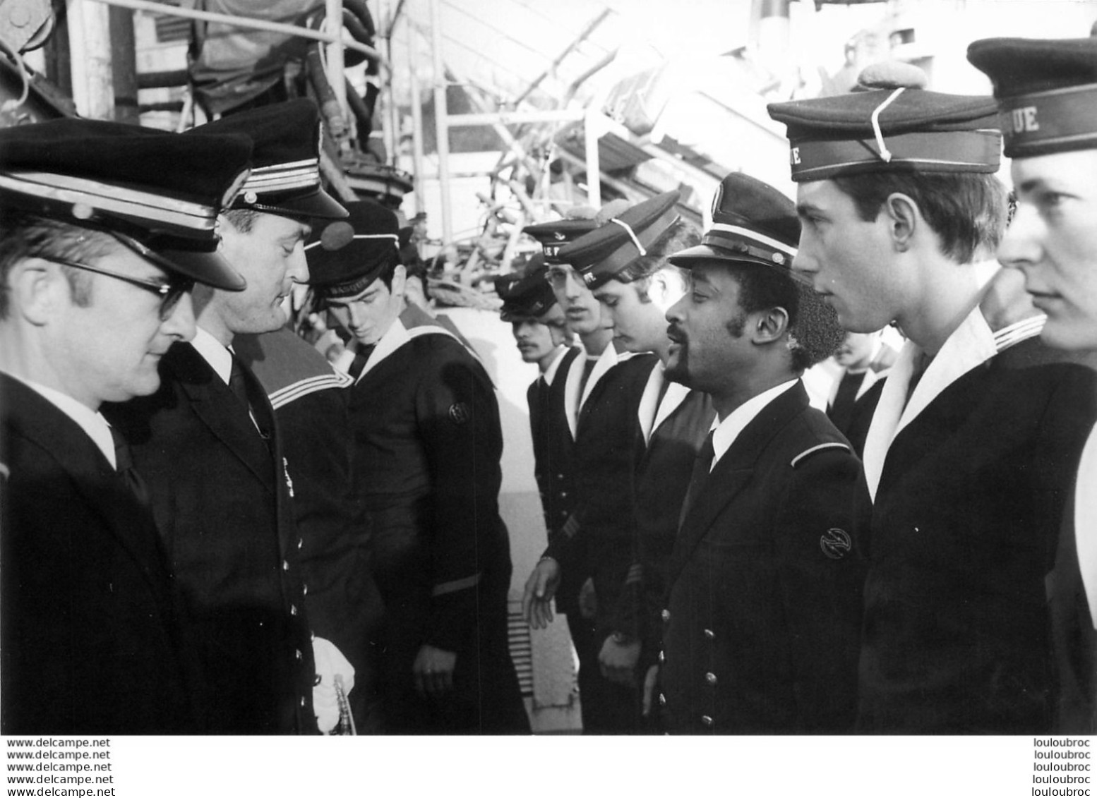 ESCORTEUR  LE BASQUE PASSATION DE COMMANDEMENT 01/1977  DU CDT RENAUX AU CDT DE ANDOLENKO  PRESENCE DE L'AMIRAL MOULINE - Schiffe
