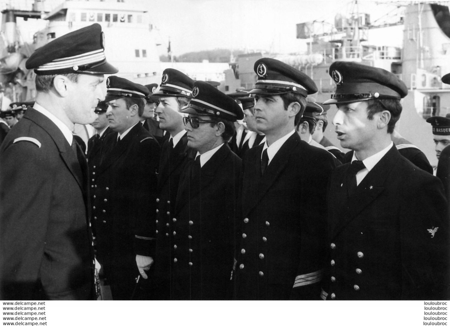 ESCORTEUR  LE BASQUE PASSATION DE COMMANDEMENT 01/1977  DU CDT RENAUX AU CDT DE ANDOLENKO  PRESENCE DE L'AMIRAL MOULINE - Barcos