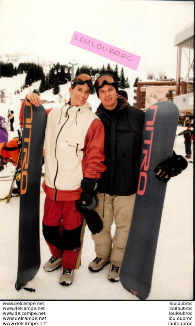 NATHALIE SIMON ET SON MARI TROPHEE WHIRLPOOL COURCHEVEL LES FEMMES EN OR 2000  PHOTO DE PRESSE AGENCE  ANGELI 27 X 18 CM - Célébrités