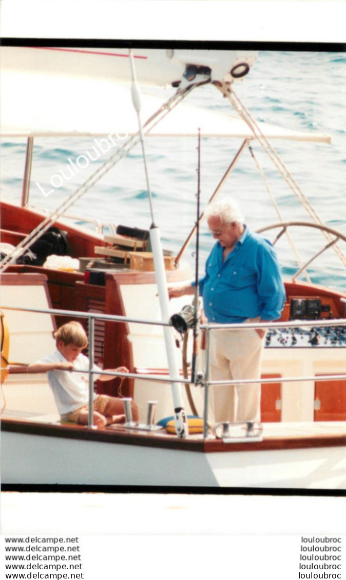 LE PRINCE RAINIER  A BORD DU VOILIER LE MALIZIA PARTIE DE PECHE POUR SES 79 ANS PHOTO DE PRESSE AGENCE  ANGELI 27 X 18CM - Célébrités