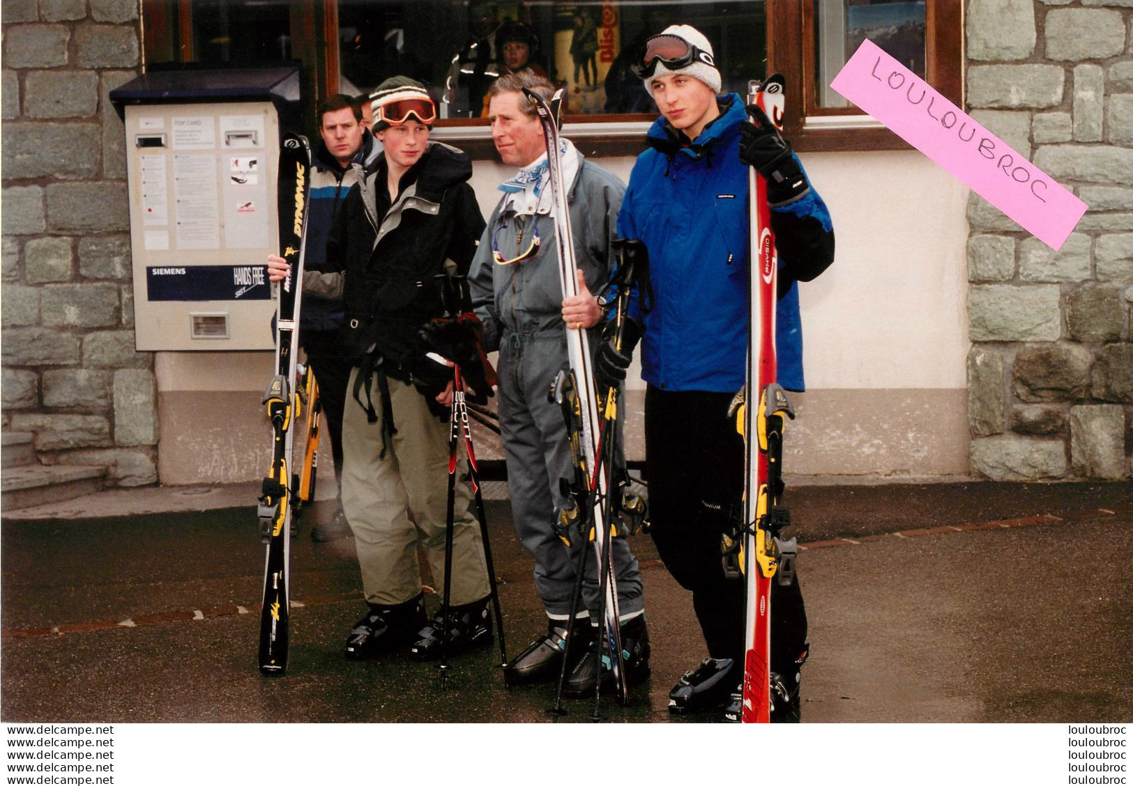 LE PRINCE CHARLES AVEC SES ENFANTS HARRY ET WILLIAM A KLOSTERS  04/2000 PHOTO DE PRESSE AGENCE  ANGELI 27 X 18 CM Ref3 - Berühmtheiten