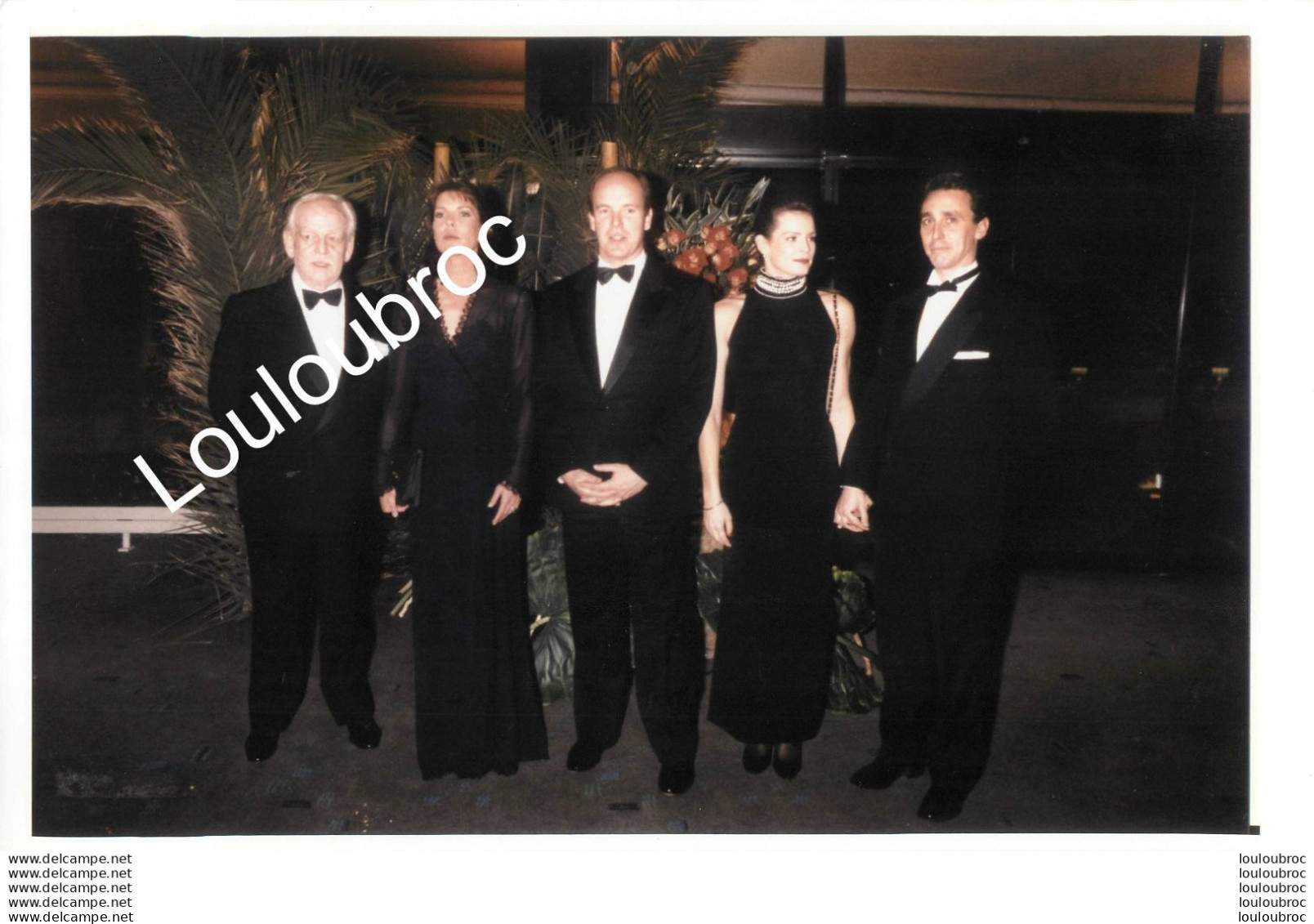 LE PRINCE RAINIER DE MONACO ET SES 3 ENFANTS AU BAL DE LA ROSE 1996 PHOTO DE PRESSE AGENCE  ANGELI 27 X 18CM - Berühmtheiten