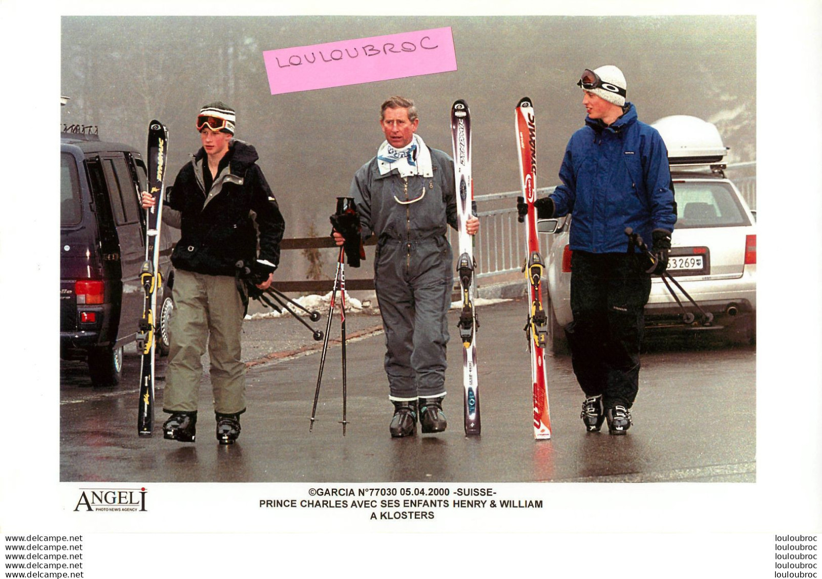 LE PRINCE CHARLES AVEC SES ENFANTS HARRY ET WILLIAM A KLOSTERS  04/2000 PHOTO DE PRESSE AGENCE  ANGELI 27 X 18 CM Ref2 - Berühmtheiten