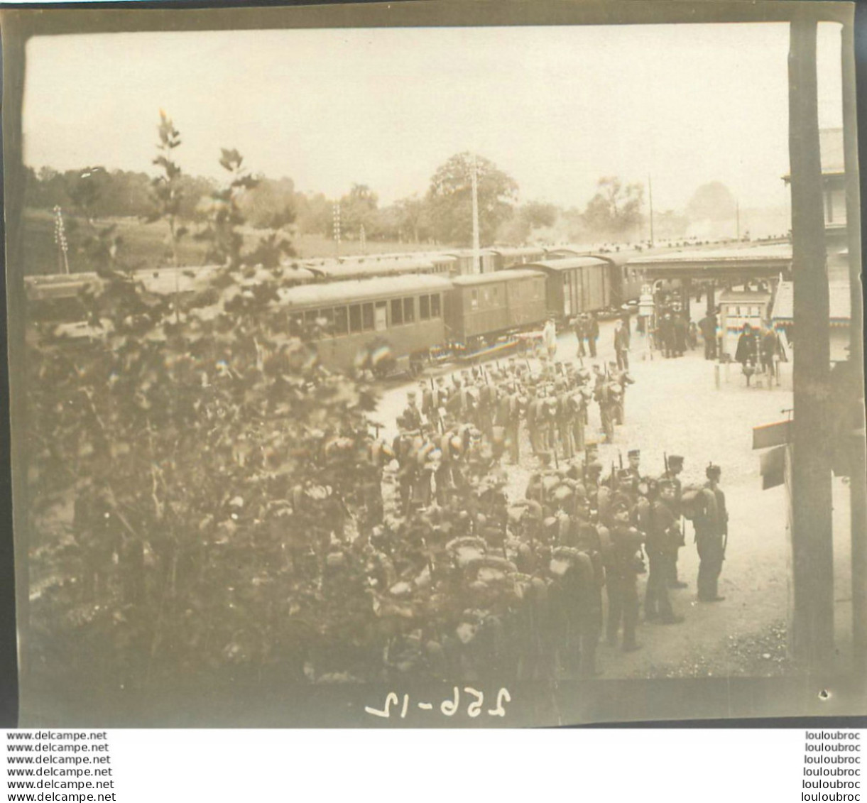 GROUPE DE SOLDATS EN GARE  ANNEES 1910 PHOTO ORIGINALE 13 X 10 CM  M13 - Guerre, Militaire